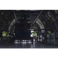 Déchargement d'un hélicoptère Caïman NH-90 TTH depuis la soute d'un avion Antonov An-124-100 à Niamey, au Niger.