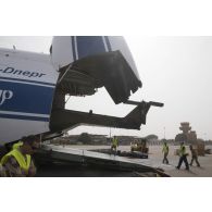 Déchargement d'un hélicoptère Caïman NH-90 TTH depuis la soute d'un avion Antonov An-124-100 à Niamey, au Niger.
