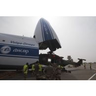 Déchargement d'un hélicoptère Caïman NH-90 TTH depuis la soute d'un avion Antonov An-124-100 à Niamey, au Niger.