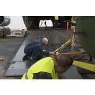 Déchargement d'un hélicoptère Caïman NH-90 TTH depuis la soute d'un avion Antonov An-124-100 à Niamey, au Niger.