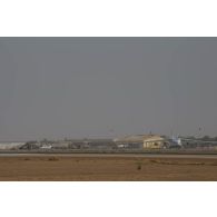 Vue d'un avion Antonov An-124-100 en stationnement sur la base aérienne de Niamey, au Niger.