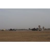 Acheminement au hangar des hélicoptères Tigre EC-665 et Caïman NH-90 TTH sur la base aérienne de Niamey, au Niger.