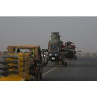 Acheminement au hangar des hélicoptères Tigre EC-665 et Caïman NH-90 TTH sur la base aérienne de Niamey, au Niger.