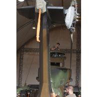 Des mécaniciens interviennent sur le rotor principal d'un hélicoptère Tigre EC-665 HAD pour sa remise en capacité opérationnelle à Niamey, au Niger.