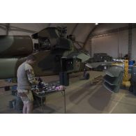 Un mécanicien intervient sur le rotor principal d'un hélicoptère Tigre EC-665 HAD pour sa remise en capacité opérationnelle à Niamey, au Niger.