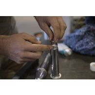 Un mécanicien intervient sur le rotor principal d'un hélicoptère Tigre EC-665 HAD pour sa remise en capacité opérationnelle à Niamey, au Niger.