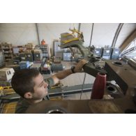 Un mécanicien intervient sur le rotor principal d'un hélicoptère Tigre EC-665 HAD pour sa remise en capacité opérationnelle à Niamey, au Niger.