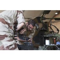 Des armuriers contrôlent les obus de 30 mm du canon 781 d'un hélicoptère Tigre EC-665 HAD pour sa remise en capacité opérationnelle à Niamey, au Niger.
