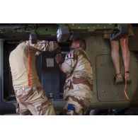Des armuriers contrôlent les obus de 30 mm du canon 781 d'un hélicoptère Tigre EC-665 HAD pour sa remise en capacité opérationnelle à Niamey, au Niger.