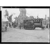 Péronne, tracteur d'artillerie anglais suivant l'avancée des troupes. [légende d'origine]