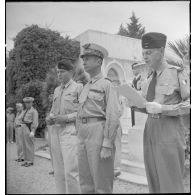 Une autorité militaire prononce un discours lors de la prise d'armes à l'état-major de la 5e région aérienne (RA) à Alger.