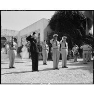 Photographie de groupe rassemblant le général René Bouscat, accompagné d'autorités militaires.
