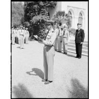Une autorité militaire prononce un discours devant le général René Bouscat.