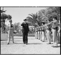 Le général René Bouscat passe en revue une unité militaire.