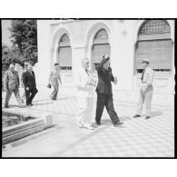 Le général René Bouscat s'entretient avec Yves Chataigneau, gouverneur général de l'Algérie.