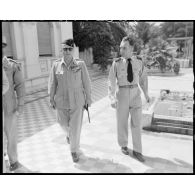 Portrait en pied de deux autorités militaires.