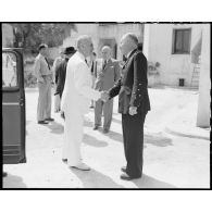 Yves Chataigneau, gouverneur général de l'Algérie, est reçu par le général René Bouscat.
