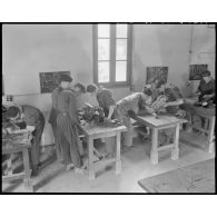 Des apprentis participent à un cours de mécanique.