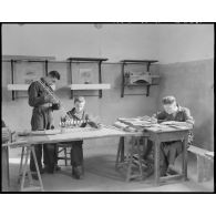 Des apprentis participent à un cours d'enseignement technique.