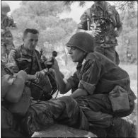 Le 1er régiment de chasseurs parachutistes stationné à Djeurf. [Description en cours]