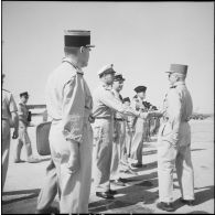 Prise d’armes sur un terrain d’aviation.