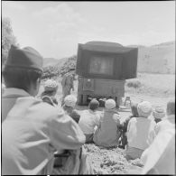 Visite des journalistes après l'opération de Tebessa. [Description en cours]