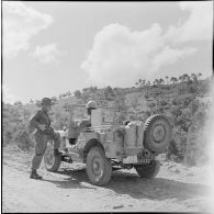 Visite des journalistes après l'opération de Tebessa. [Description en cours]
