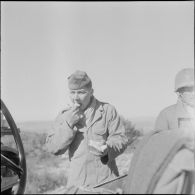 Pause repas sur une route. [Description en cours]
