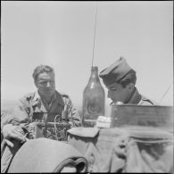 Pause repas sur une route. [Description en cours]