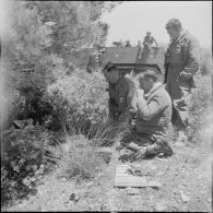 Observation d’une cache dans des fourrés. [Description en cours]