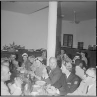 Réception au centre militaire de détente interarmées de la comtesse du Luart et de madame la maréchale de Lattre. [Description en cours]