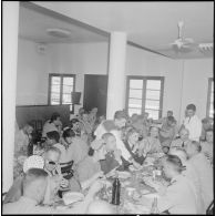 Réception au centre militaire de détente interarmées de la comtesse du Luart et de madame la maréchale de Lattre. [Description en cours]