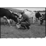 Le Sonderführer G (Gruppenführer) Hans Theyer de la Luftwaffe Kriegsberichter Kompanie 4 (Lw.KBK.4) à Hamoir (Belgique).