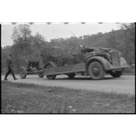 Une Horch Kfz.15 tractant un canon 3,7 cm Pak 36/37 passe devant le reporter Hans Theyer de la 4e compagnie de propagande de l'armée de l'air allemande.