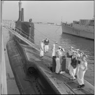 Un sous-marin du type Aurore en surface dans le port d’Alger. [Description en cours]