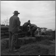 Activités diverses d'appelés dans une caserne à Menerville. [Description en cours]