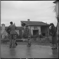 Activités diverses d'appelés dans une caserne à Menerville. [Description en cours]