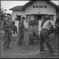 Activités diverses d'appelés dans une caserne à Menerville. [Description en cours]