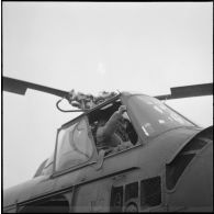 Le Sikorsky du GH 2 ayant participé à l'opération Lafayette rentre à Aïn-Arnat.