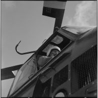 Le Sikorsky du GH 2 ayant participé à l'opération Lafayette rentre à Aïn-Arnat.