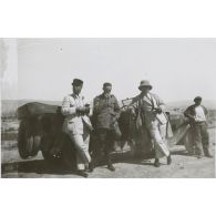 [Portrait de groupe devant une automobile].