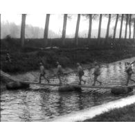 Exercices d'assaut. Passage de rivières.
