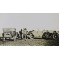 [Deux automobilistes dans un désert syrien].