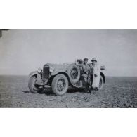 [Deux militaires et une automobile dans un désert syrien].