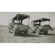 [Deux véhicules dans un campement].<br>