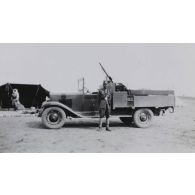 [Portrait d'un militaire devant un véhicule armé].