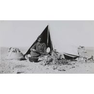 [Le repas d'un militaire dans un campement].