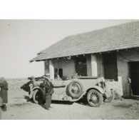 [Militaires et automobile en Syrie].