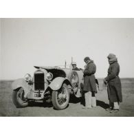 [Trois hommes et une automobile dans un désert syrien].