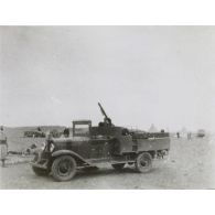 [Un véhicule armé dans un désert syrien].